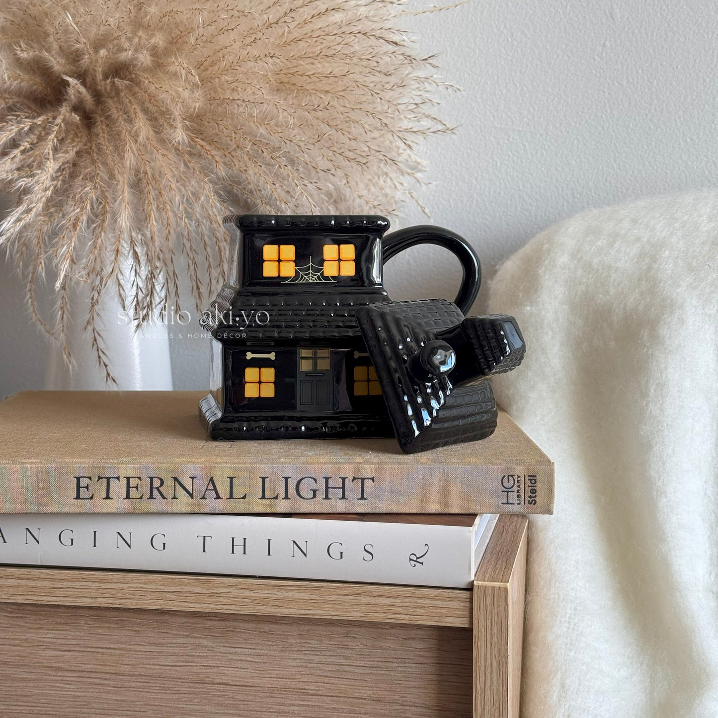 Ceramic mug with haunted house illustration for Halloween with lid