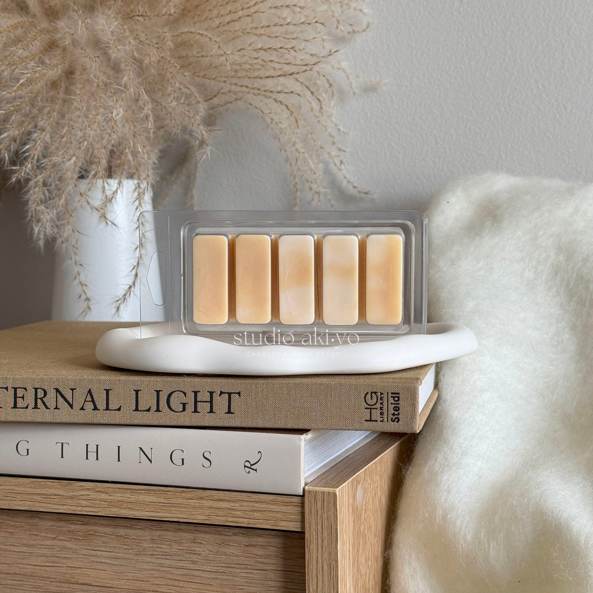 Soy wax melt bar with cozy gingerbread cookie scent