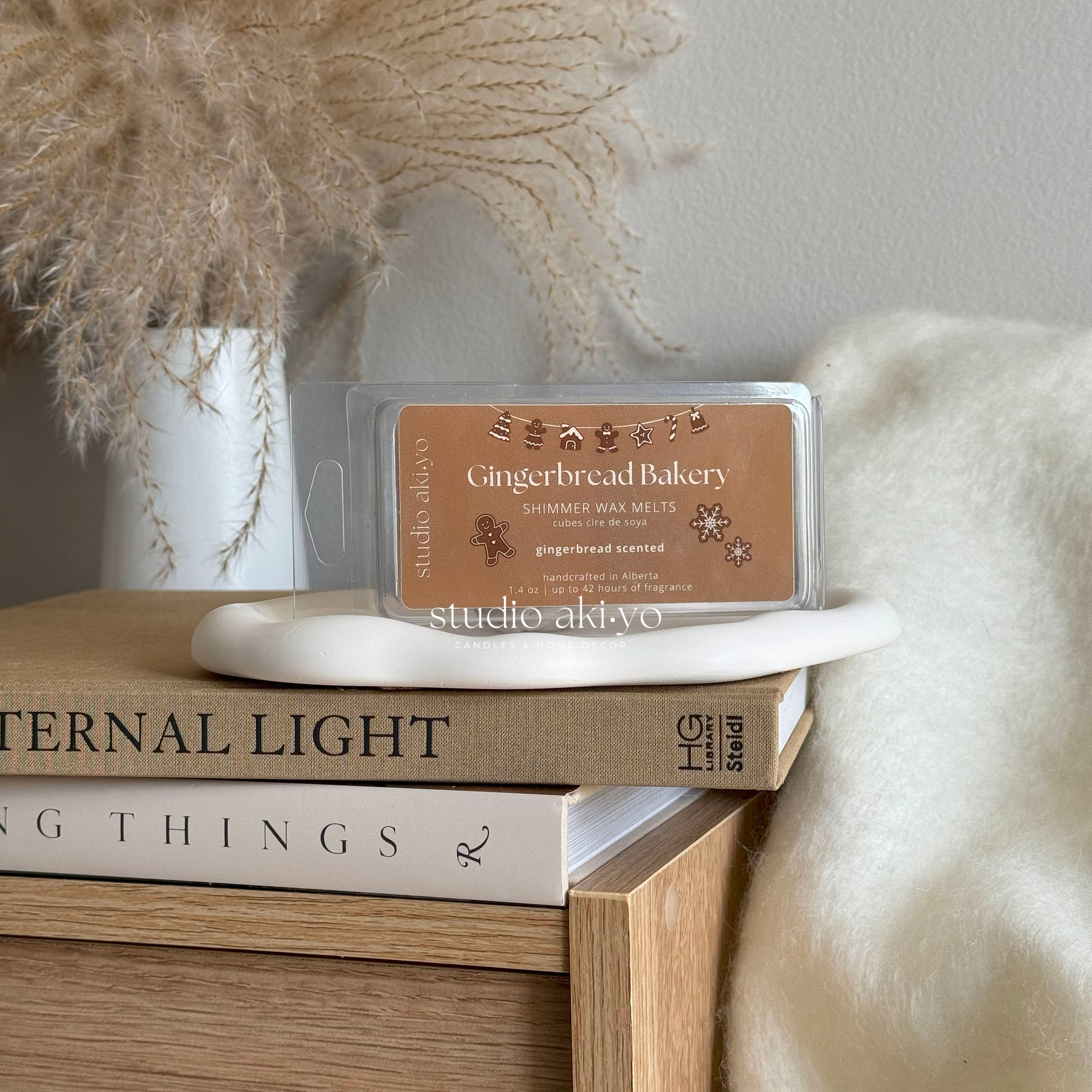 Holiday wax snap bar with sweet vanilla and spice aroma