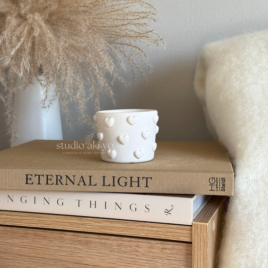 Neutral-toned candle in handmade jar – floral musk scent
