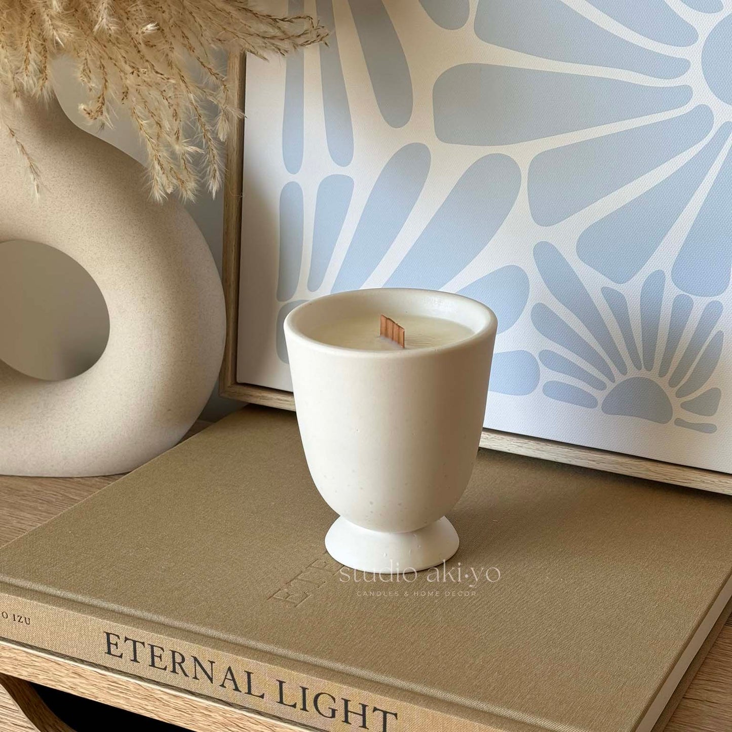 Coffee scented soy candle with crackling wooden wick