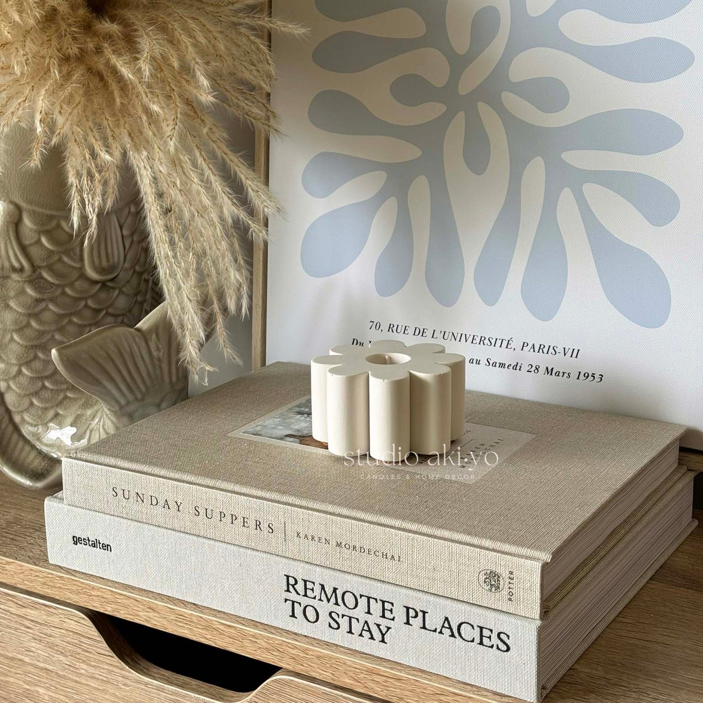 Daisy-shaped taper candle holder handmade from jesmonite