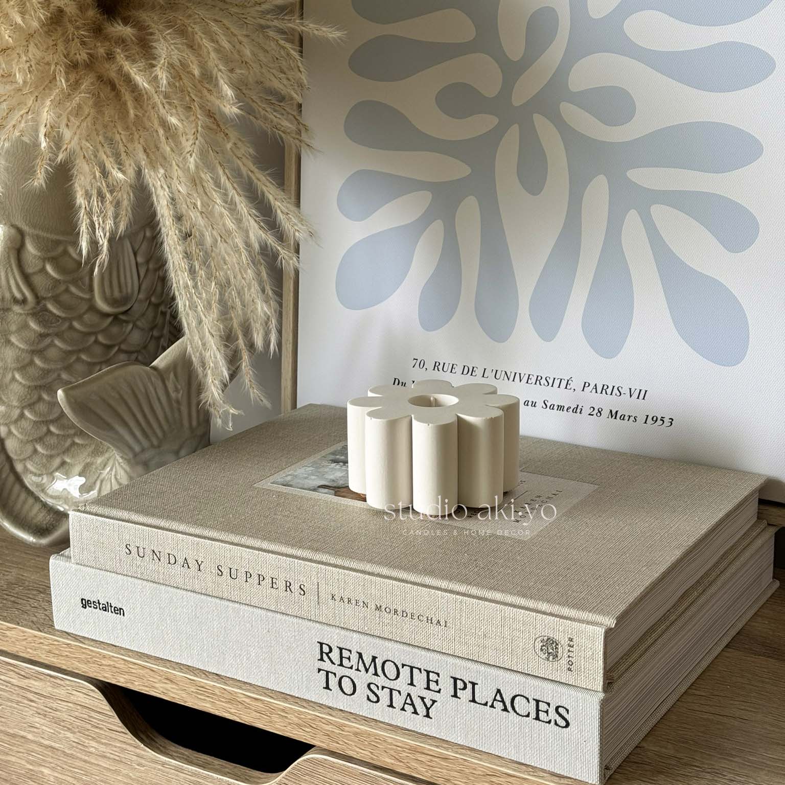 Daisy-shaped taper candle holder handmade from jesmonite