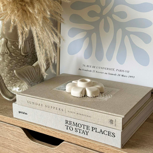 Modern floral candle holder crafted from neutral-toned jesmonite
