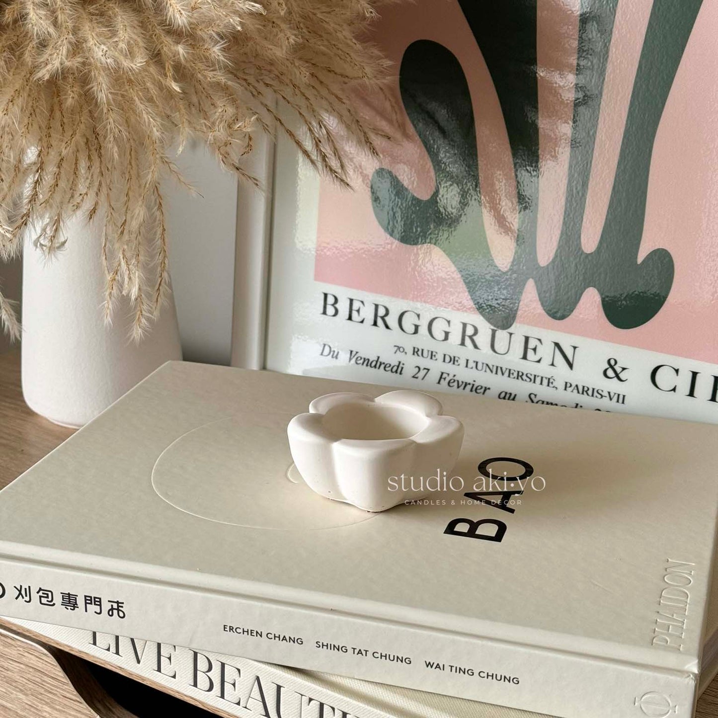 Flower-shaped tealight candle holder in soft jesmonite