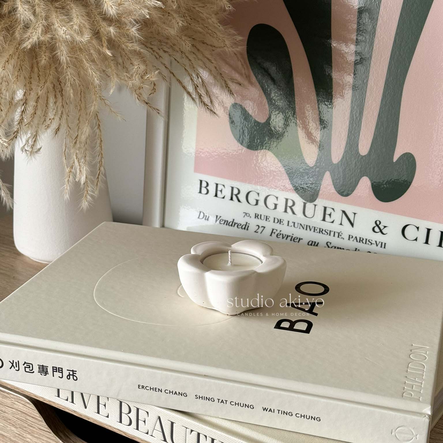 Minimalist floral candle decor for Japandi interiors