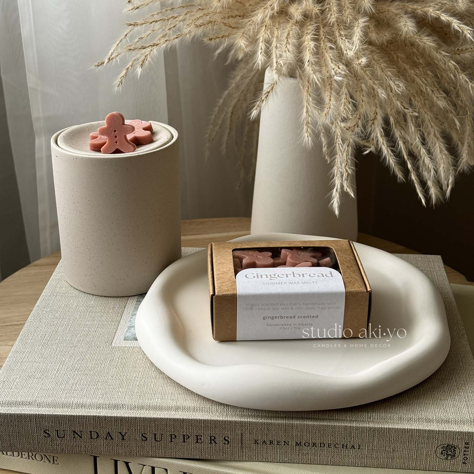 Sweet spiced wax melts in warm, golden tones