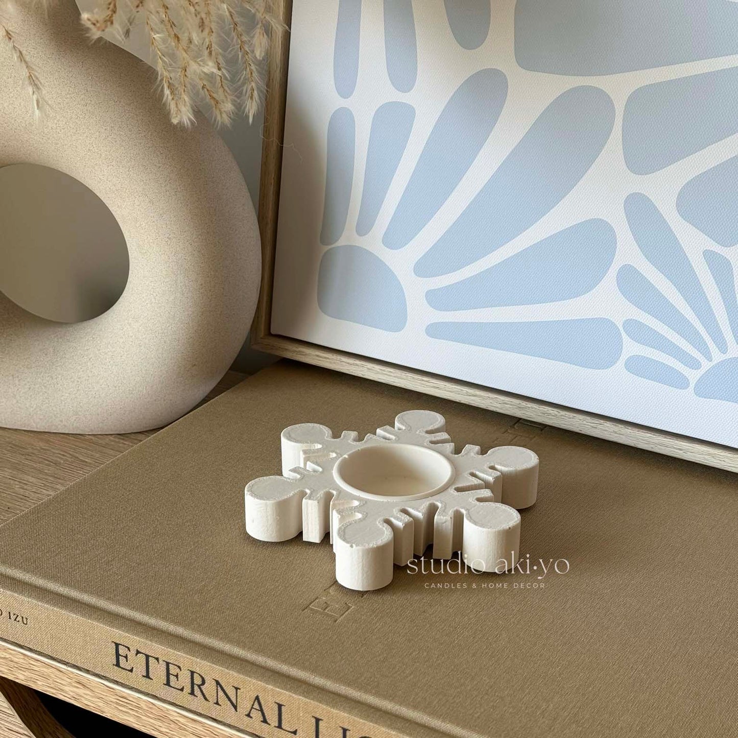 Snowflake-shaped tealight candle holder in neutral jesmonite