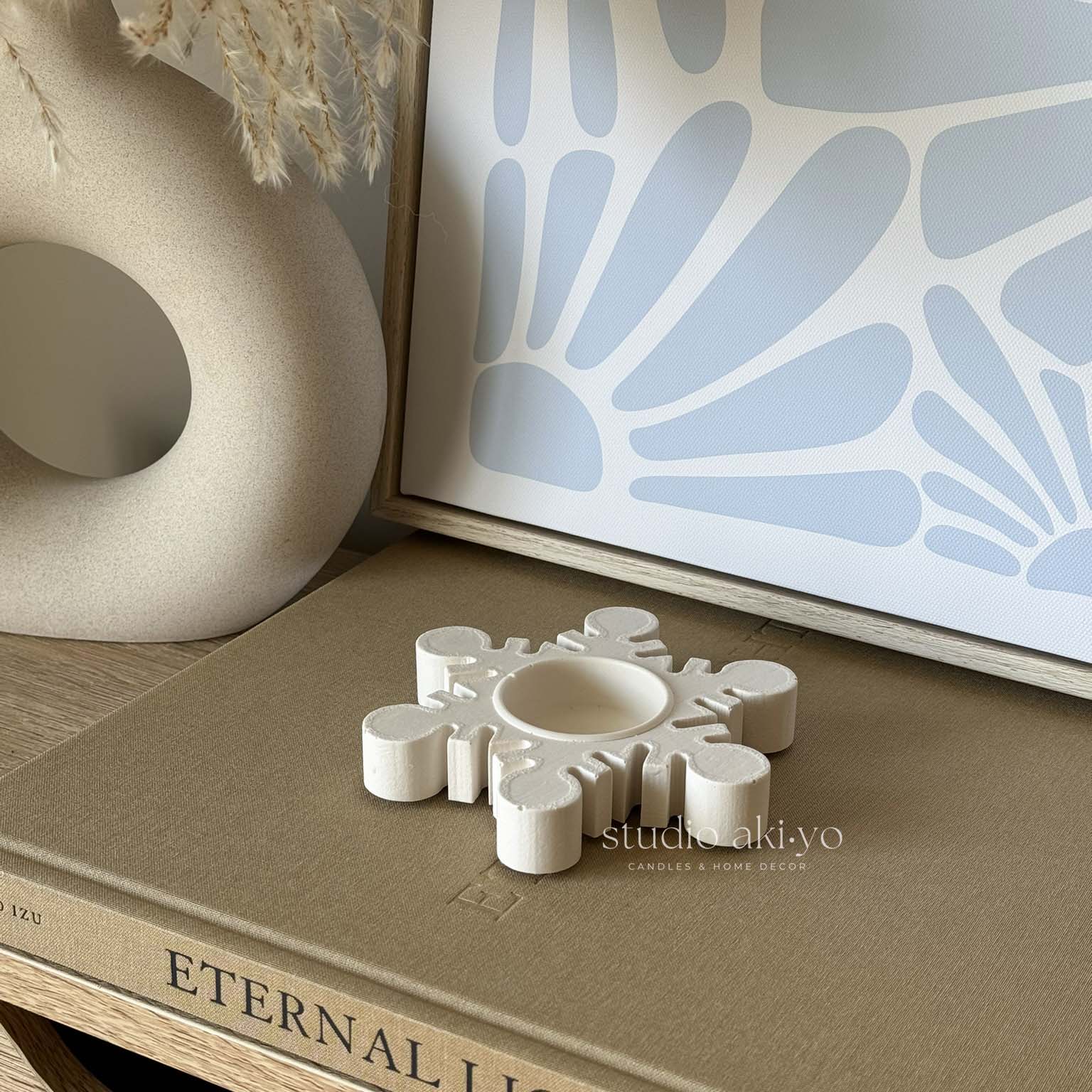Snowflake-shaped tealight candle holder in neutral jesmonite