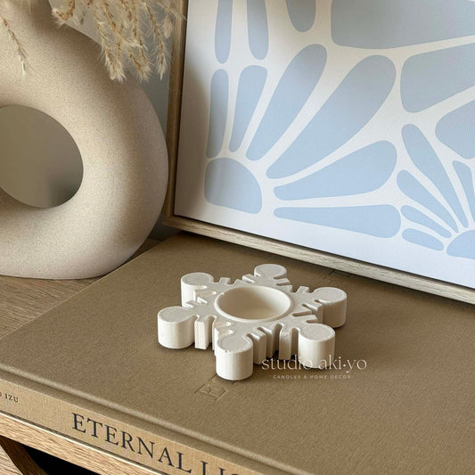 Snowflake-shaped tealight candle holder in neutral jesmonite