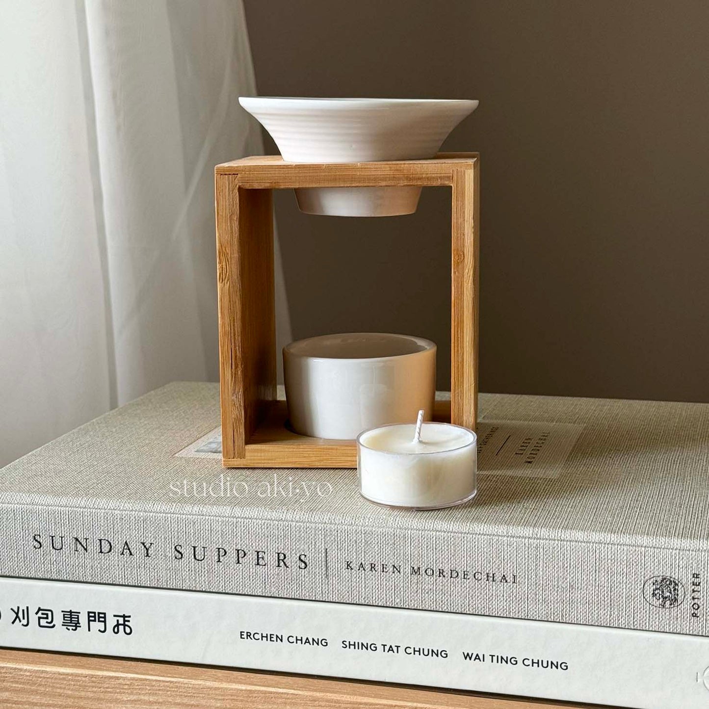 Minimalist natural wood wax melt burner with sleek design with ceramic dishes