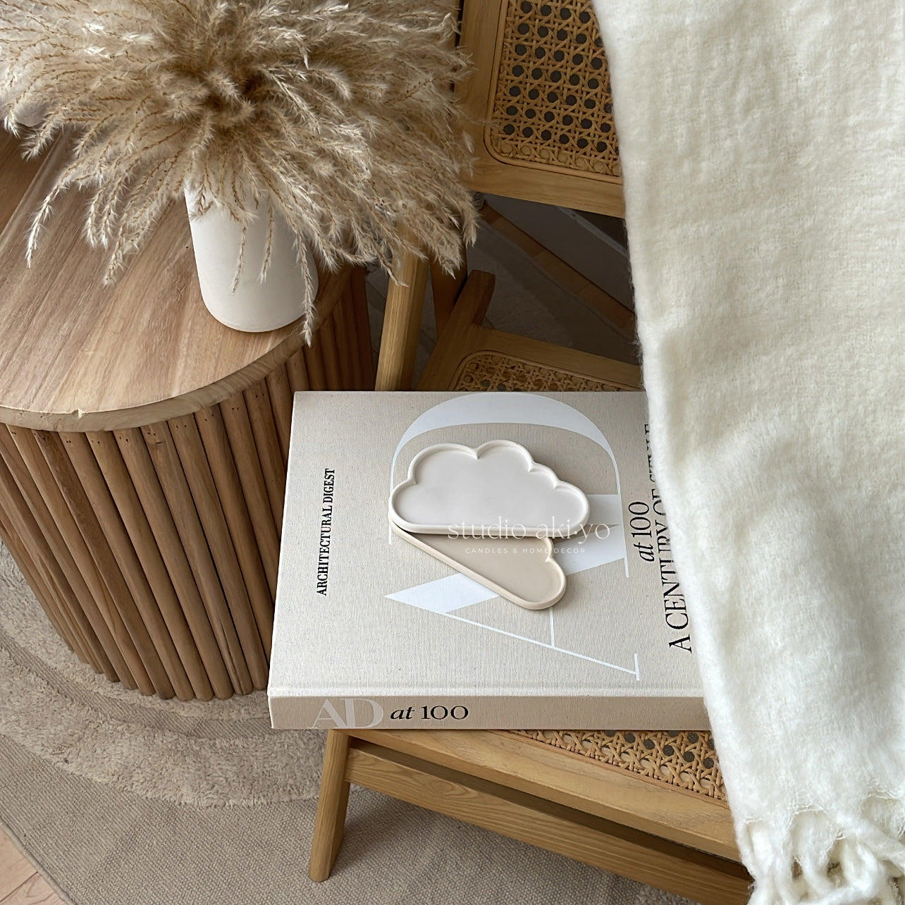 Minimal catch-all dish with organic cloud form