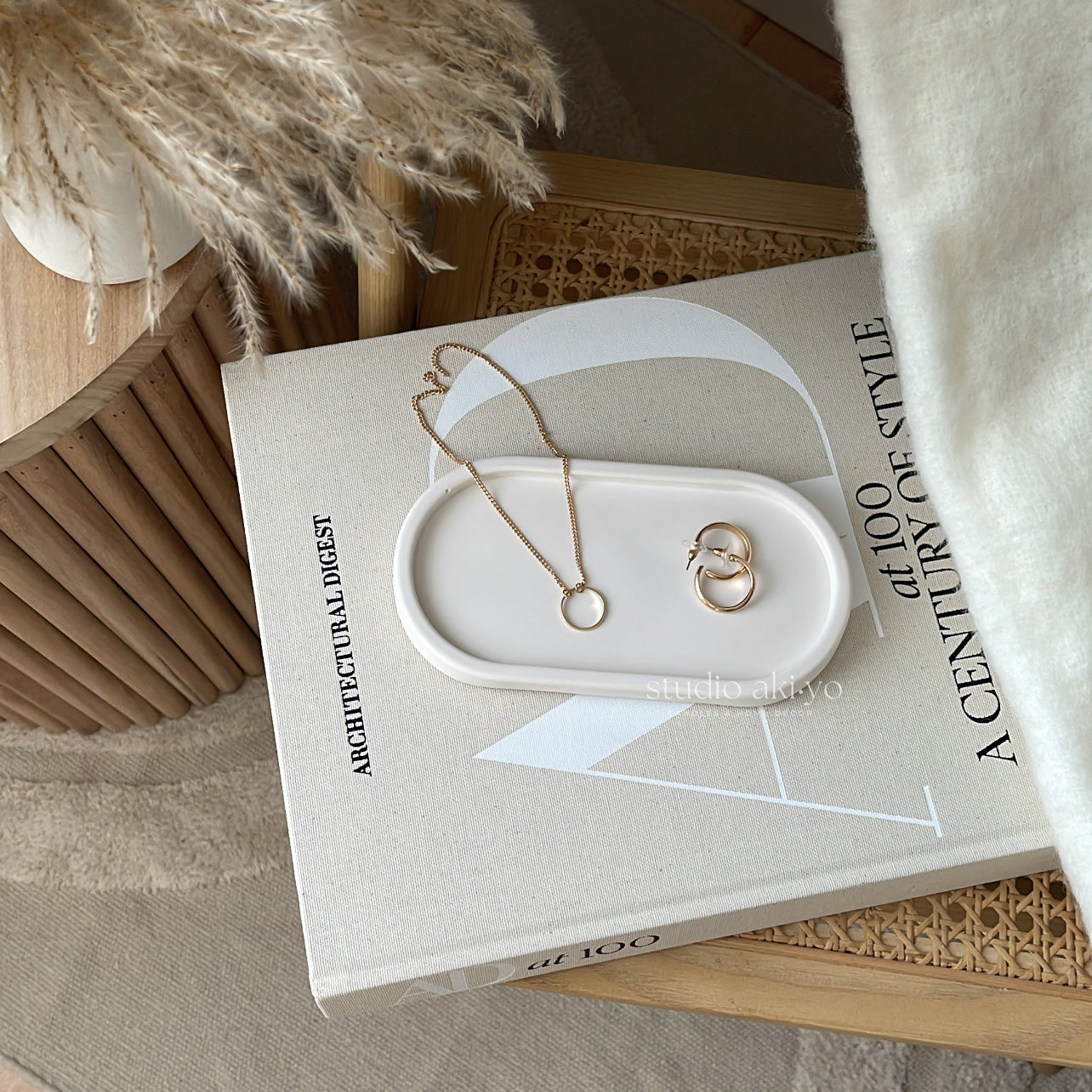 Neutral oval trinket tray made of smooth jesmonite