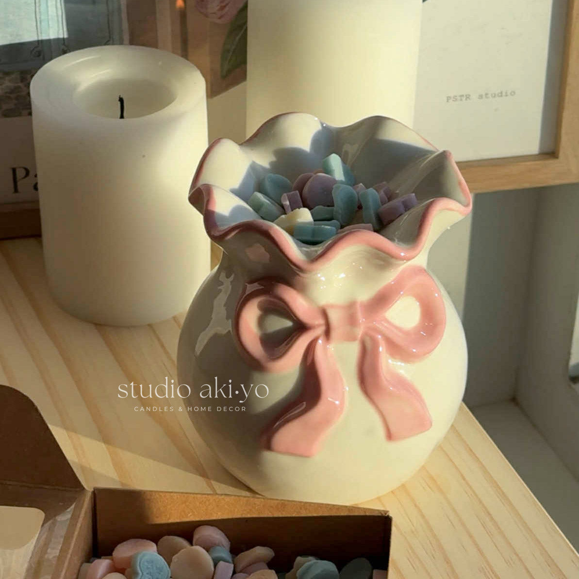 Pink bow valentine's day wax melt burner.